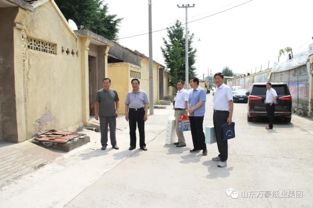 集团领导走访慰问陡沟社区困难党员群众